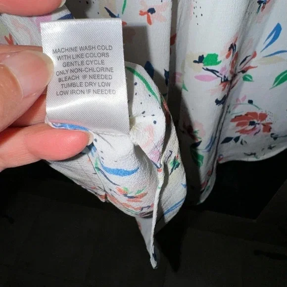 DR2 Daniel Rainn - cream  floral v-neck pleated front cap sleeves top, S… - Picture 5 of 7